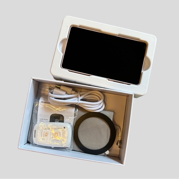 Selfie Monitor Screen & Remote - Picture 2 of 10